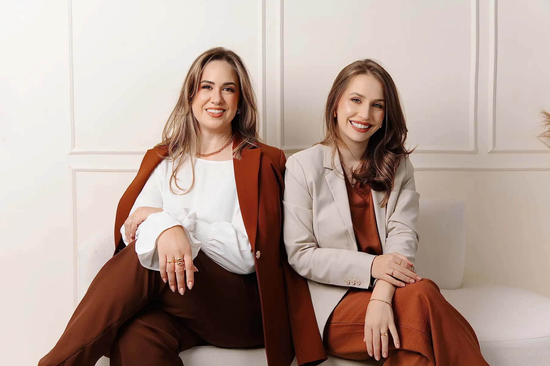 Jenyffer Acorci e Jullyana Vanso, professoras do curso previdenciário do Método APP, sentadas lado a lado